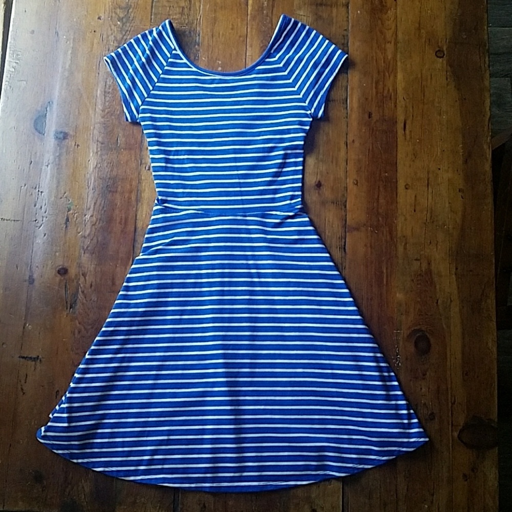 💙 MAKE ME AN OFFER! Criss cross back dress